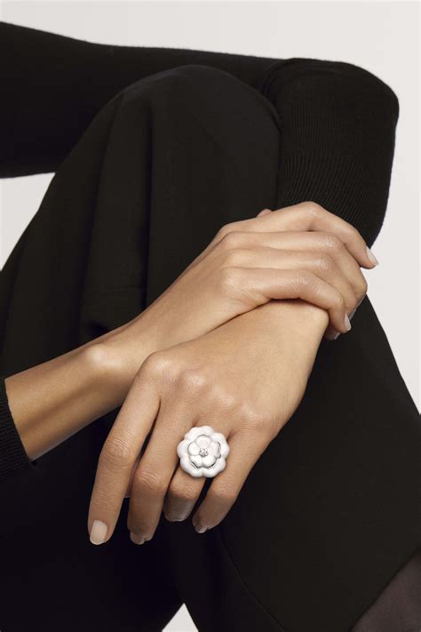 Le prix de la bague Camelia de Chanel 